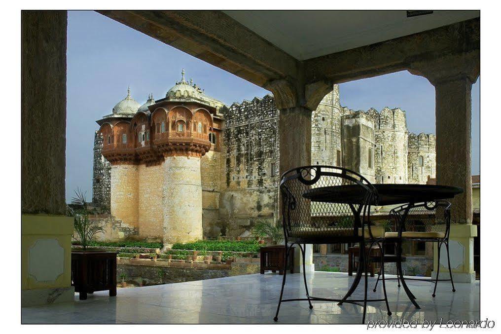Atulya Fort Khejarla Ресторант снимка